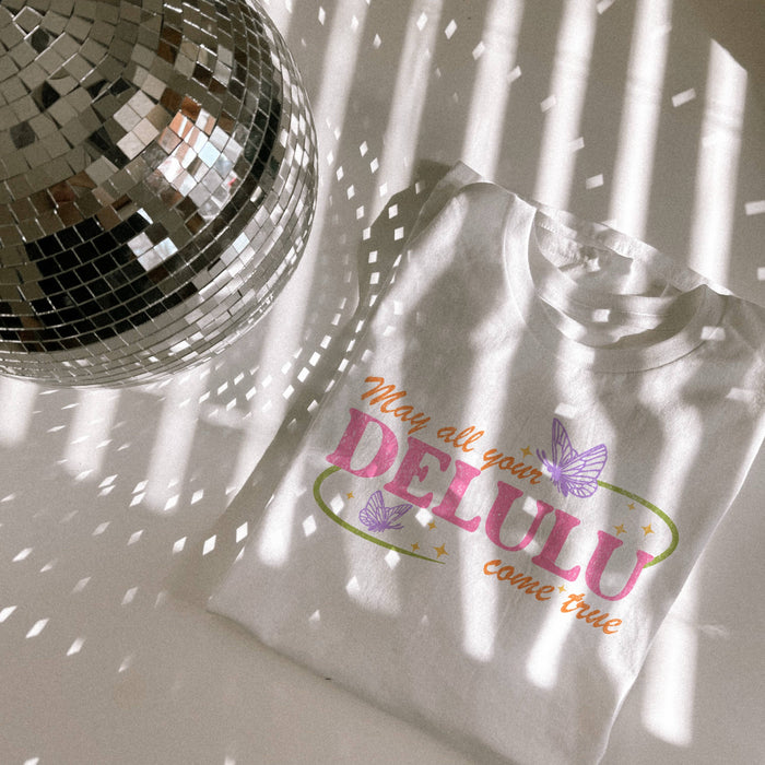 DELULU GRAPHIC TEE